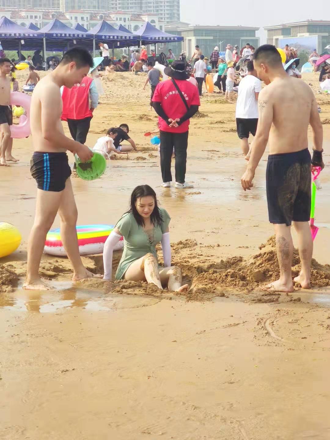 青岛金沙滩——亚洲第一滩，夏天人气火爆，美女扎堆，超级震撼