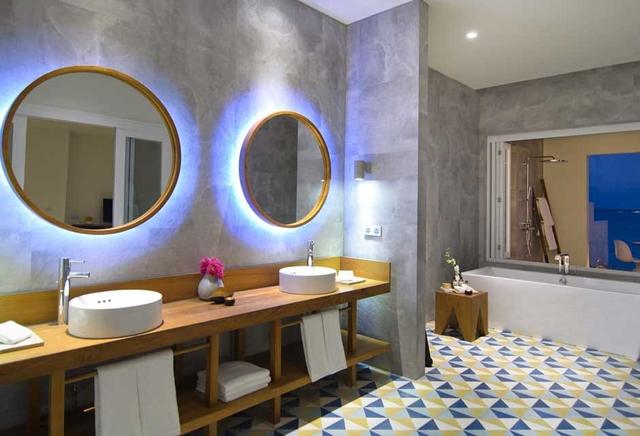 房间旁边就是泳池,房间旁边就是淋浴室