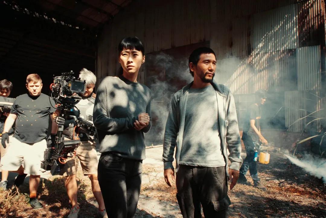 家人贩毒、偷渡、挖玉......他活成了一部电影