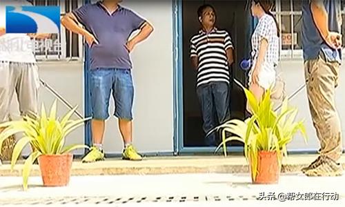 挖机停在坑里下雨被淹了,挖机在工地被淹了怎么和工地处理