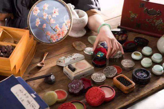 古代女子粉底用香灰还是米粒,古代女子用啥做粉底