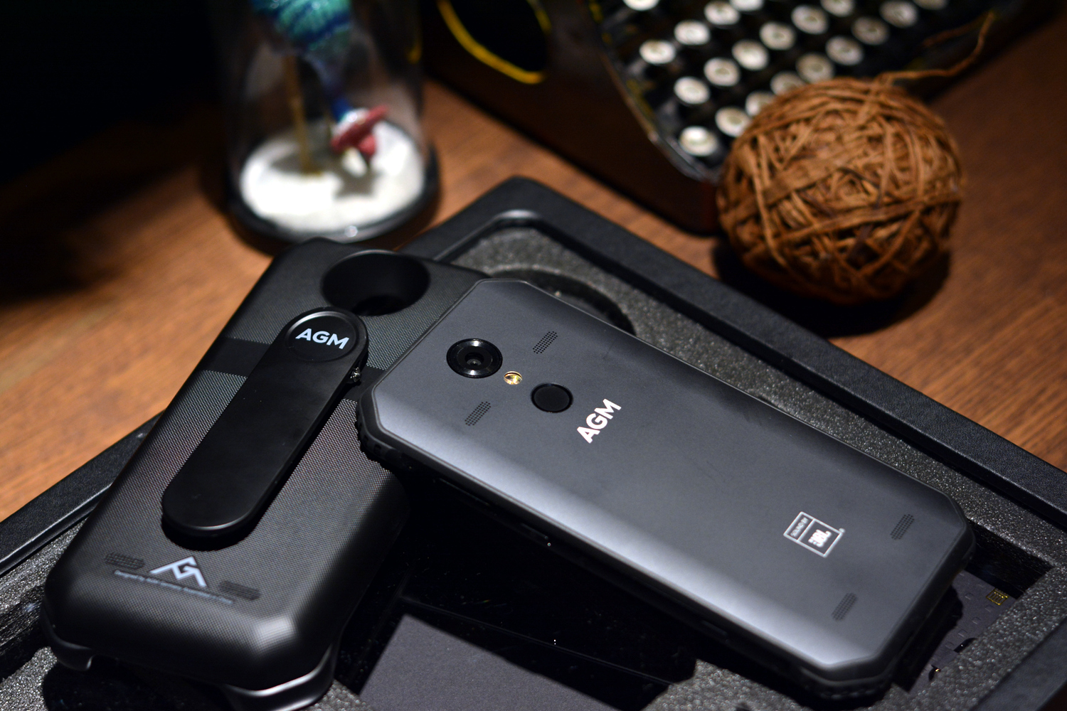 AGMH1手机:不怕摔,不怕水,能待机20天,父母最爱?