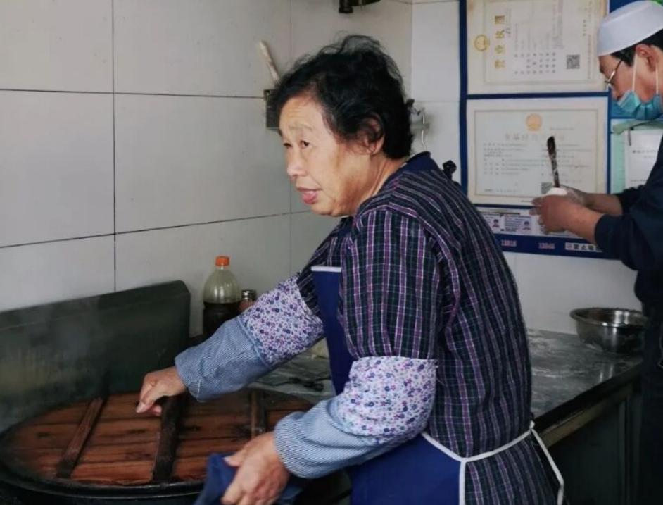 苏州网红牛肉包子店,天天被极力推荐,客人排长队,口碑褒贬不一