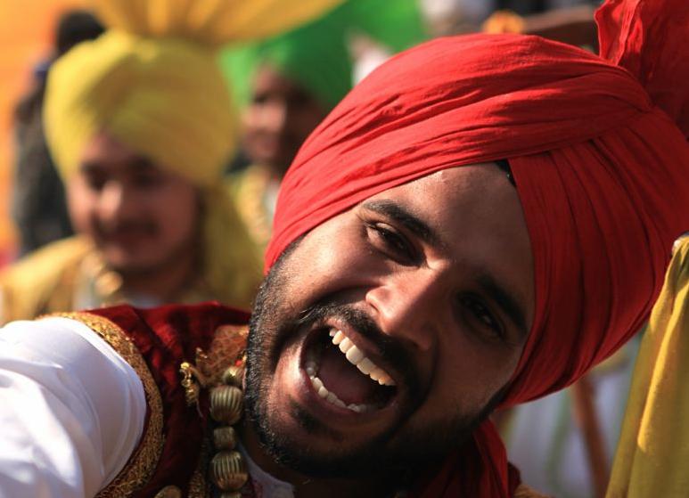 印度高温难耐当地人还包着头巾,印度天气燥热