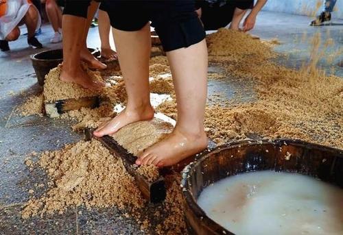 苏州超市员工脚踩冰箱里的食品,超市员工脚踩冻货视频