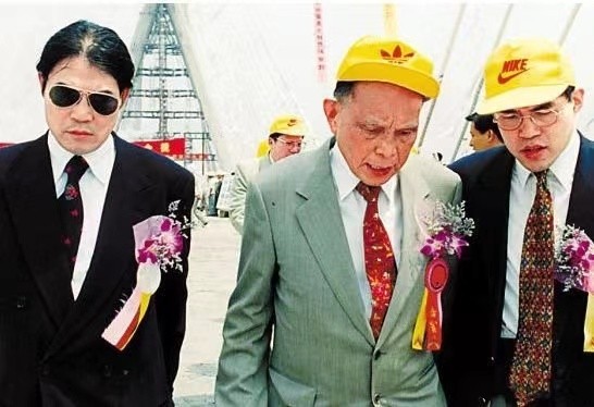 霍英东：冒死运战资，曾是申奥功臣，豪掷40亿开发不毛之地