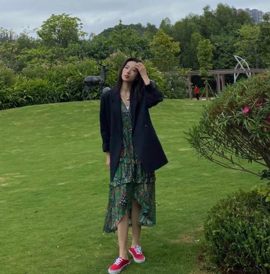 周雨彤穿搭衬衫夏季,周雨彤穿衣搭配图白色