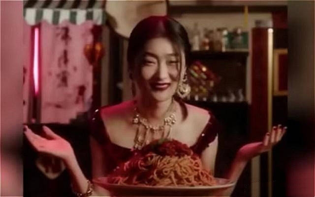 DG又被质疑辱华！*国猪中**年T恤引争议，暗讽中国“人傻钱多”？