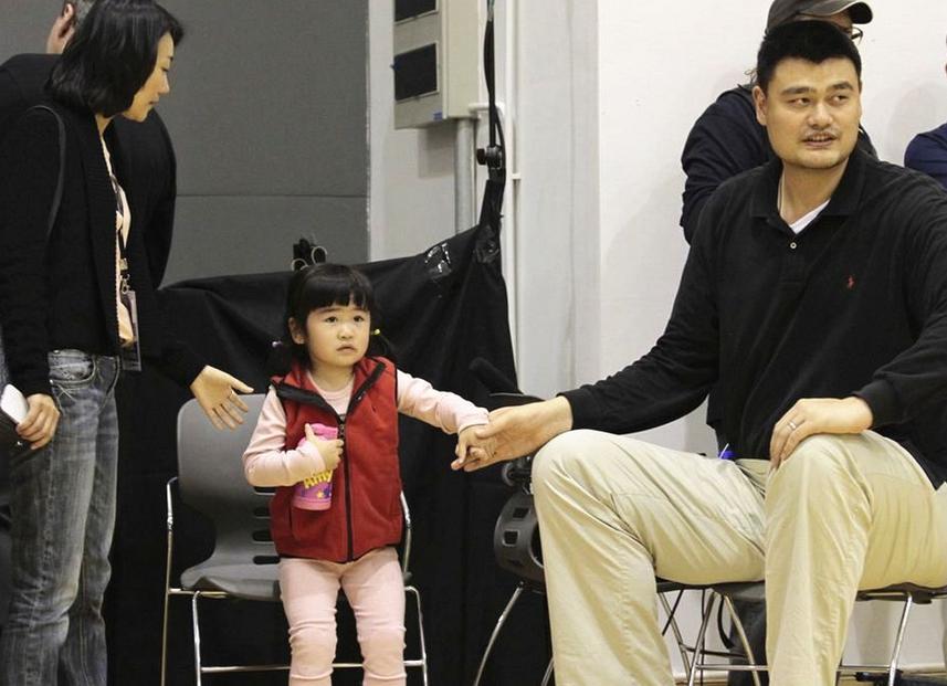 姚明带小孩游玩颐和园英文,姚明全家福一家七口