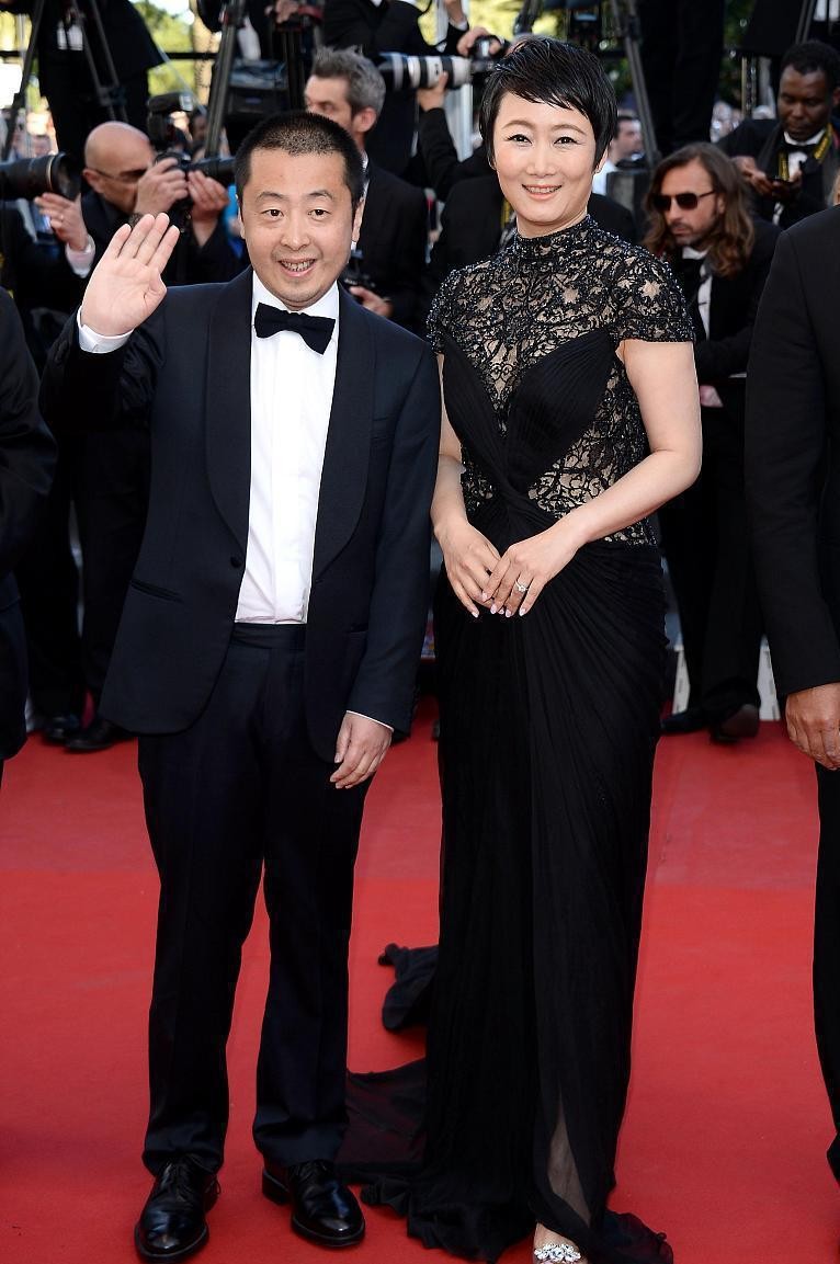 璧垫稕绌跨櫧鑹茶繛琛ｈ,璧垫稕绌胯。鎼厤