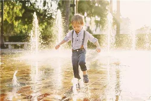 要孩子远离危险玩具,不要给宝宝玩危险的东西