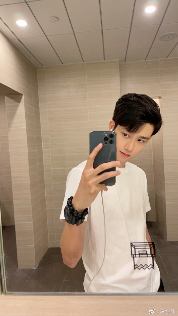 学识加成美得自然真实！温大老师像吴彦祖张震，思政老师撞脸Lisa