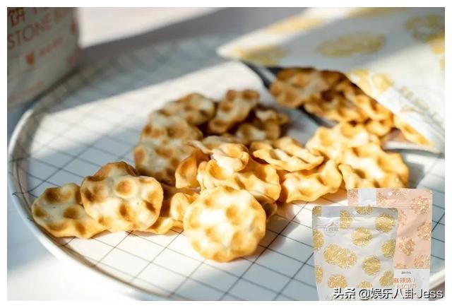 在李佳琦直播间买零食，是个划算的选择吗？