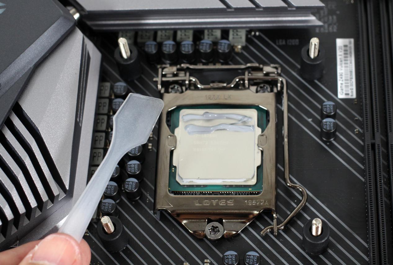 三款主流硅脂横评：谁能为十代酷睿散热解忧？