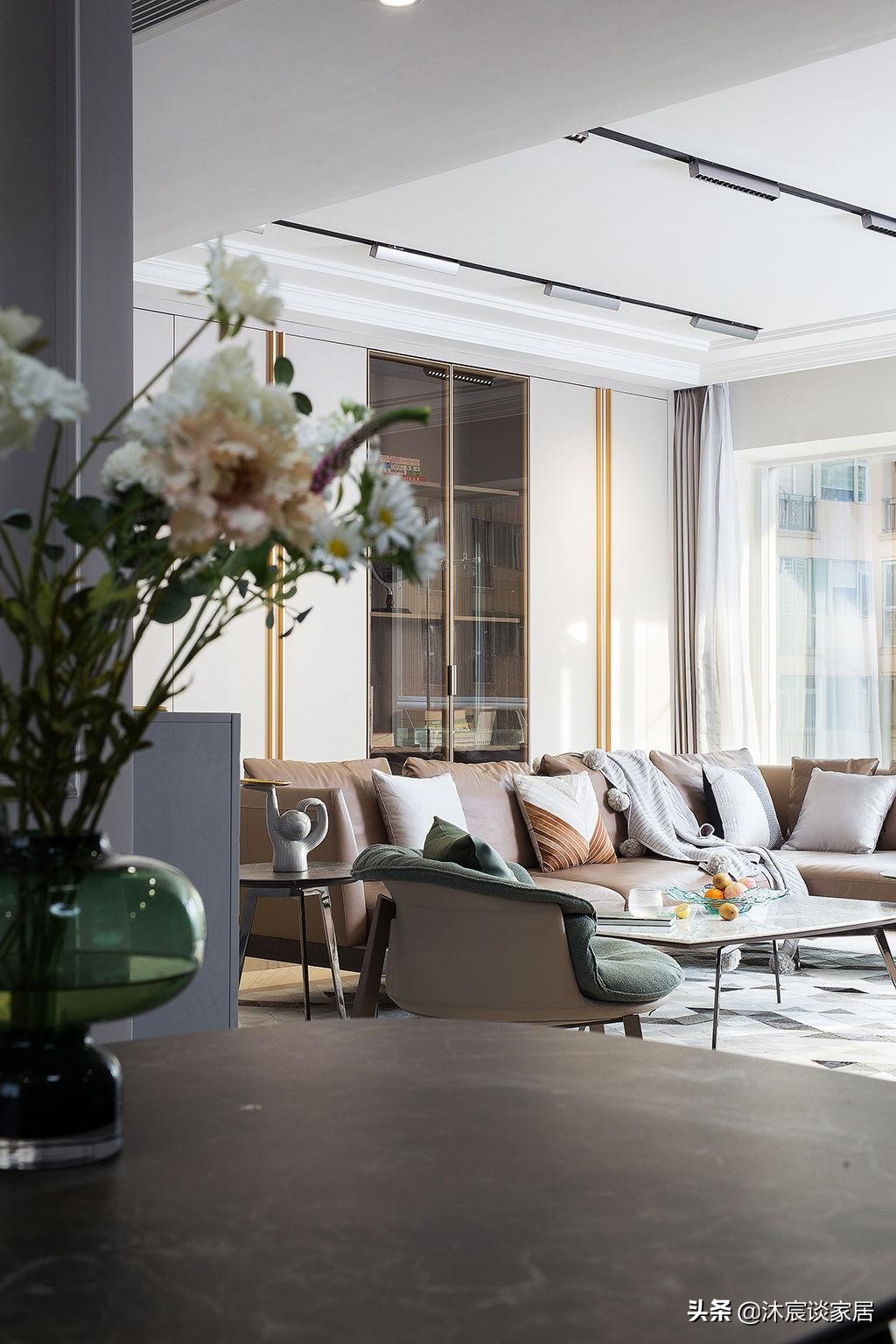 她将全屋吊顶拉平，衣柜采用“二八定律”，非常时尚大气，晒一晒