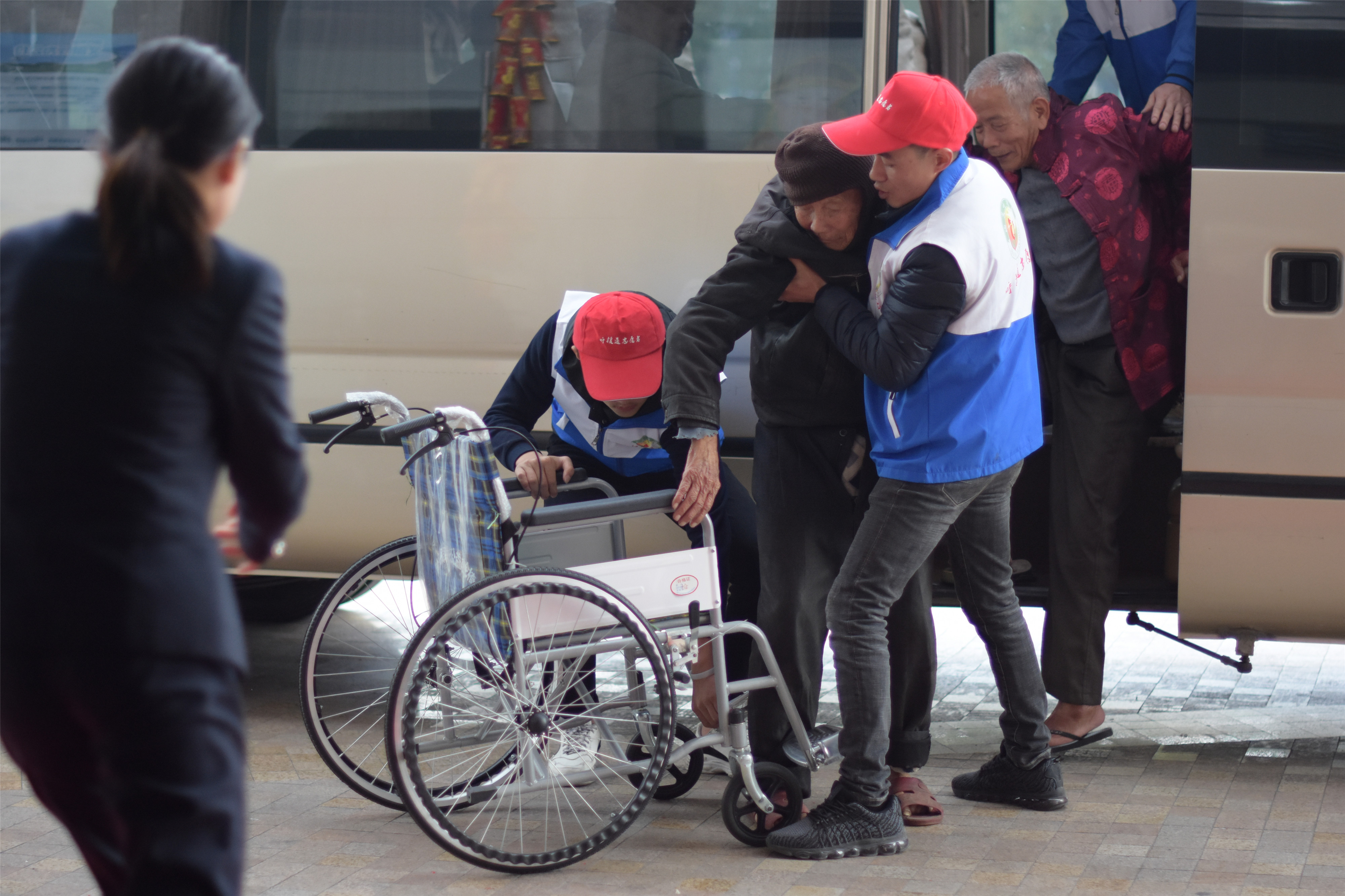 龙湖区第八个善待鳏寡百叟宴今举行铂晶大酒店多年资助大爱奉献