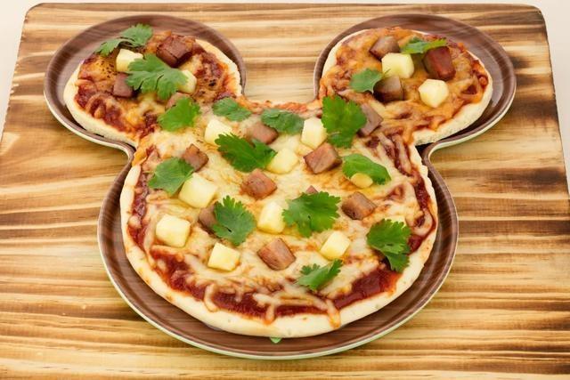 迪士尼牵手比心,上海迪士尼牵手