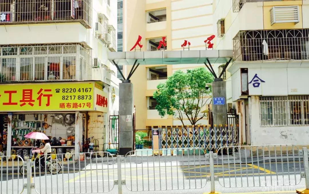 这里是东方世界,这里是东门英语怎么说