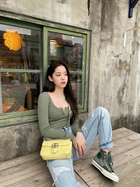 欧阳娜娜匡威造型,匡威欧阳娜娜黑色亮片鞋