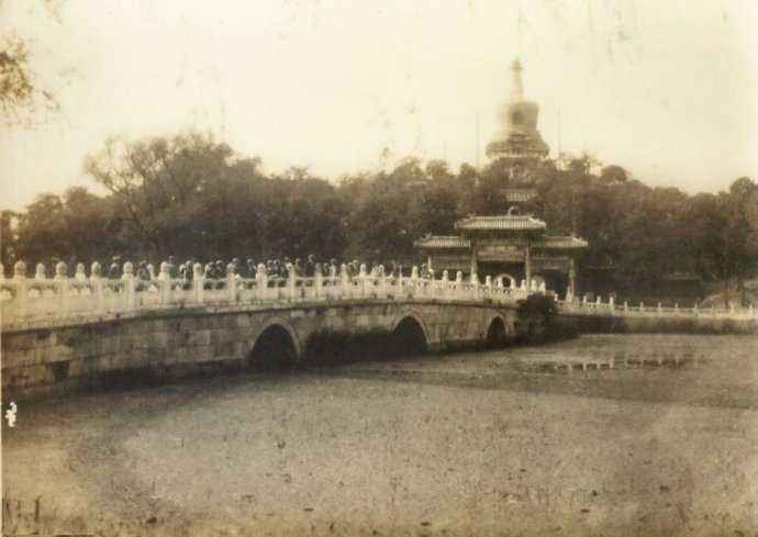 北海碧瓦红楼中,曾深藏一段凄美的爱情,是谁的泪水在敲打朱窗?