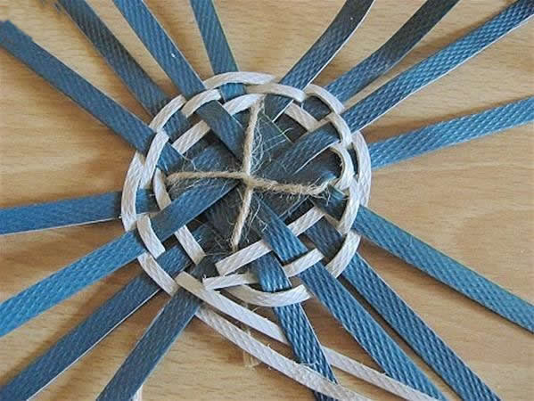 打包带编手工花篮教程视频,教你用打包带编圆篮子视频