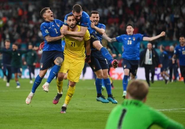 看到多纳鲁马欧洲杯超神的表现，想起中超“闭关造门将”20年了，为什么还没有门将“冲出国门”！