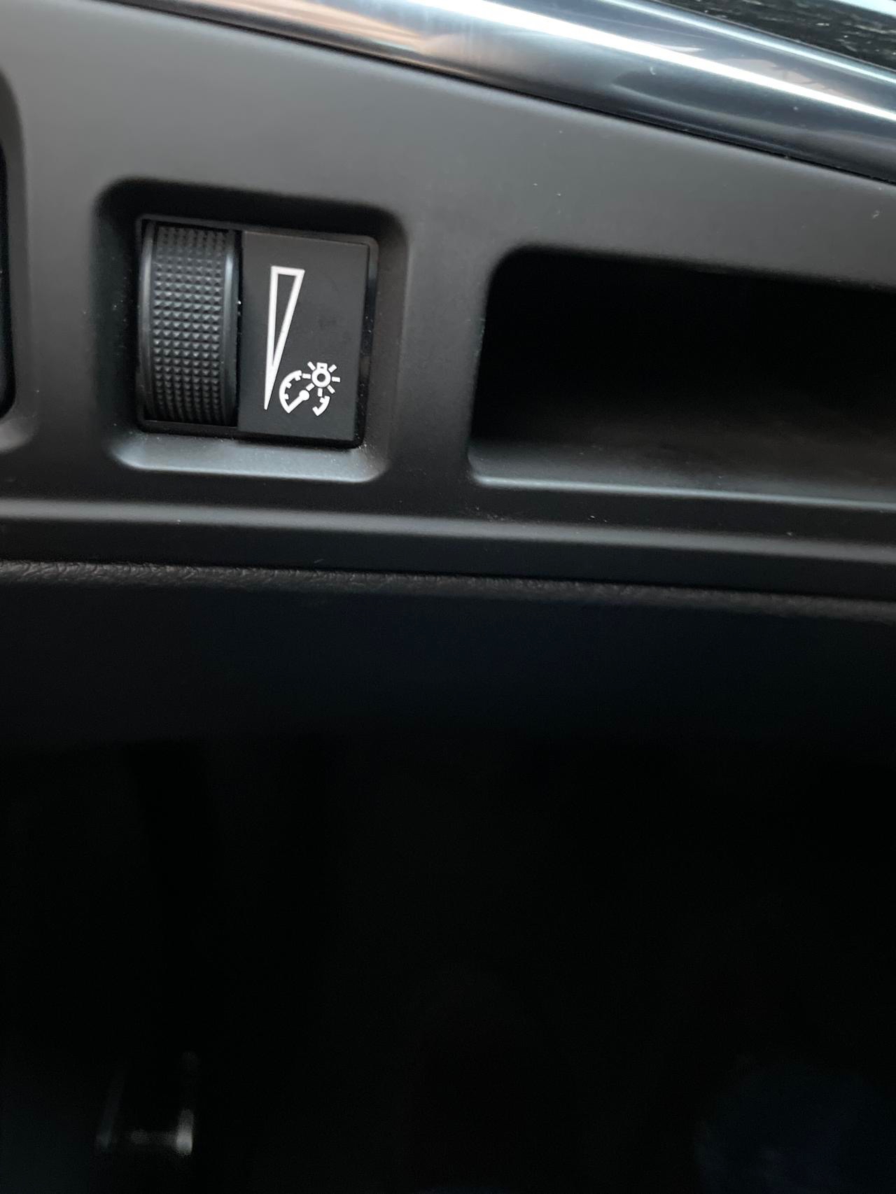 凯迪拉克xt5仪表不动导航黑屏,凯迪拉克xt5仪表盘绿色小汽车符号