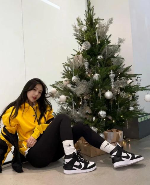 穿上球鞋比泫雅还顶？韩国又一女鞋头崛起，网友称她“性感*弹炸**”