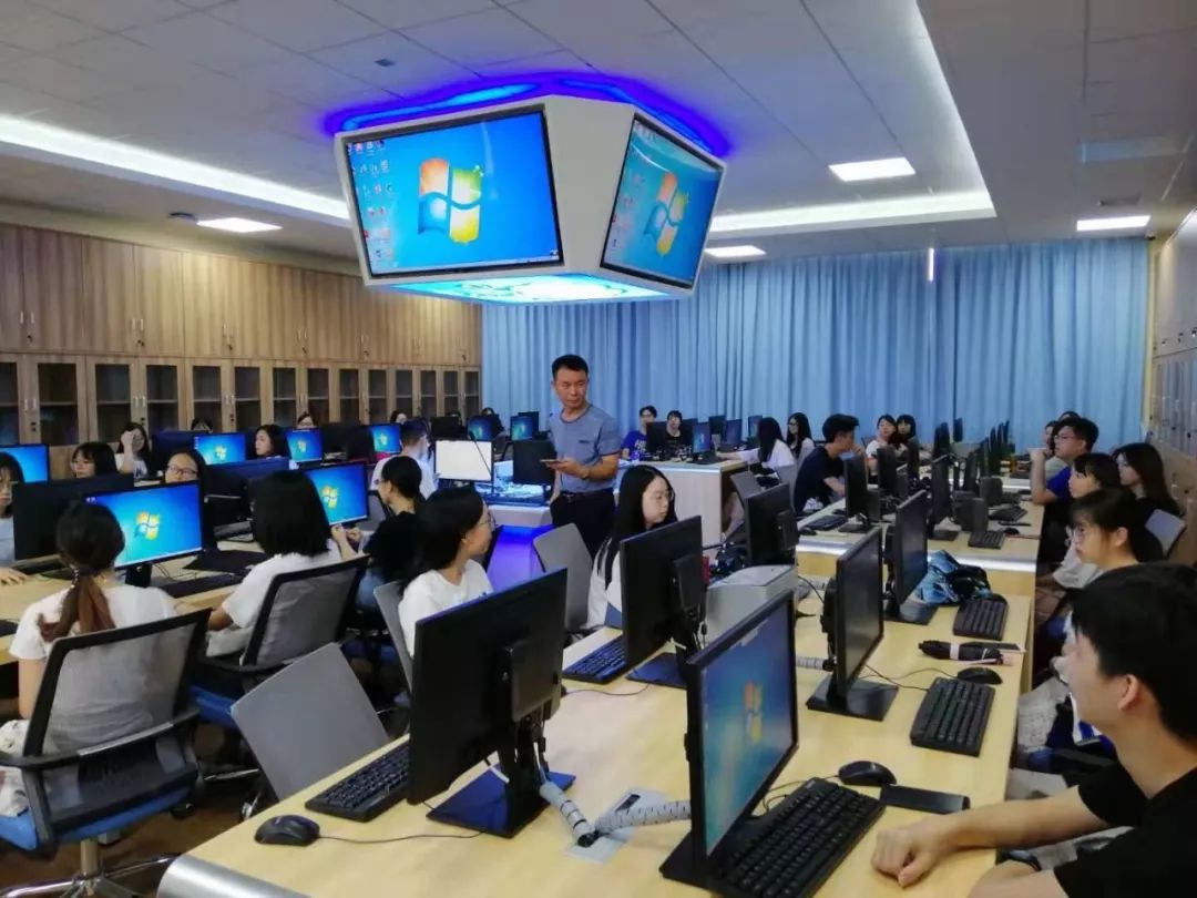 鍗庡晢瀛﹂櫌鐜颁换鏍￠暱,鍗庡晢瀛﹂櫌鍘嗗眾鏍￠暱