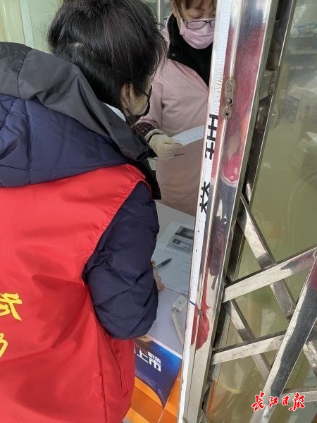 积极报名参加志愿者活动,心甘情愿的来到一线加入志愿者