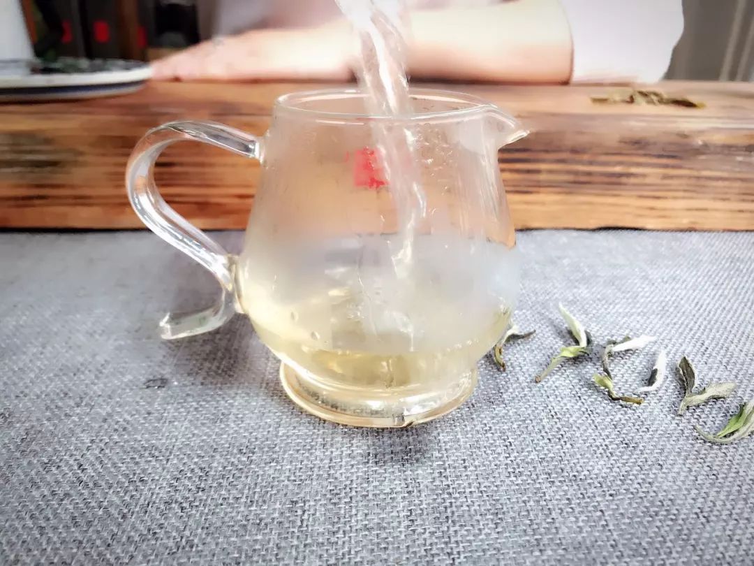 盖碗冲泡白茶的投茶量,白茶紧压白茶冲泡方法图解