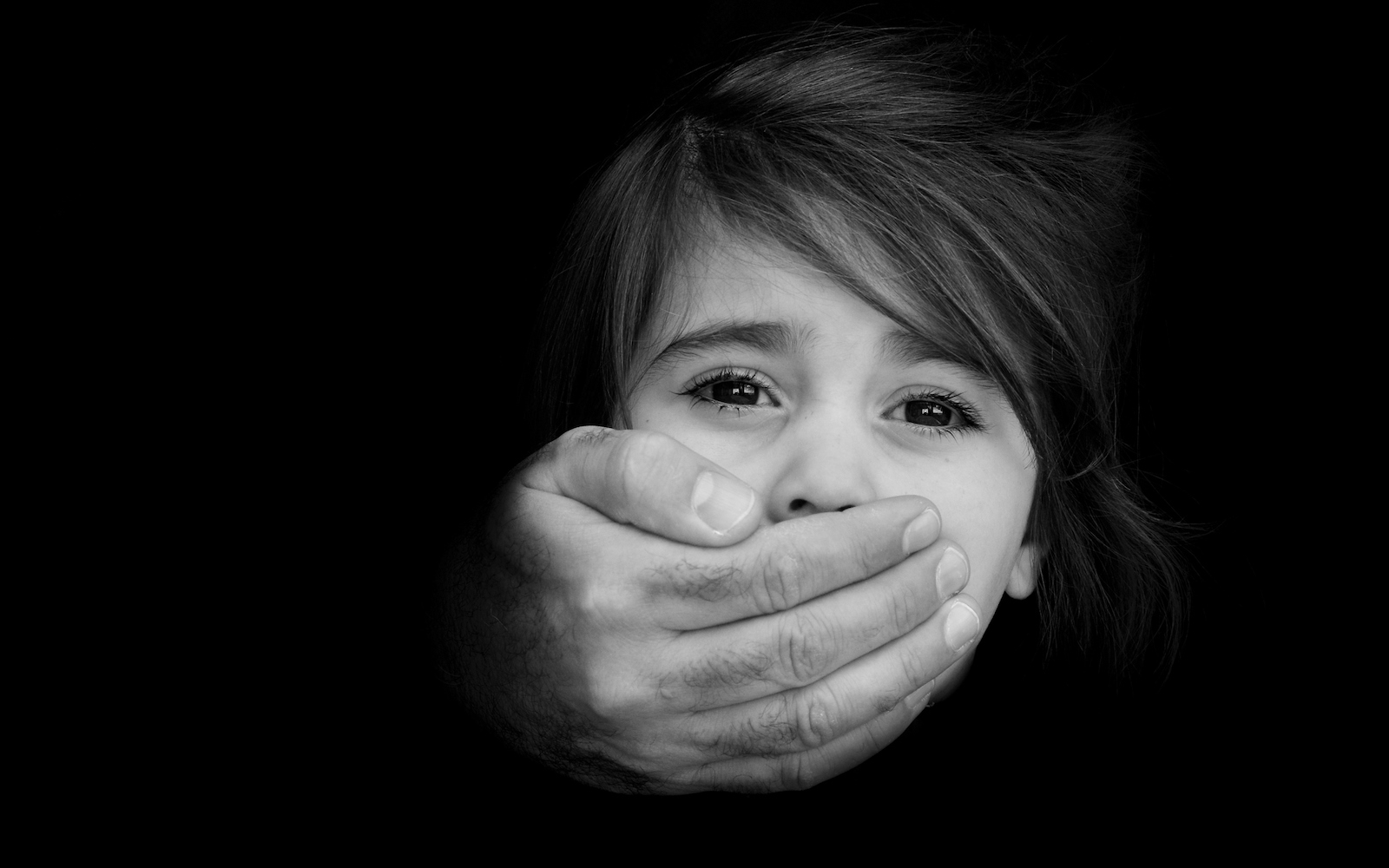 妈妈就在1米之外,却不知道她的女儿正在遭受性侵