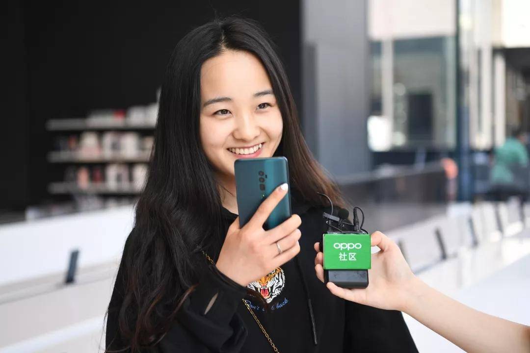 怎么*拍偷**小哥哥不被发现?Reno用户脑洞大开,10倍变焦玩出新花样