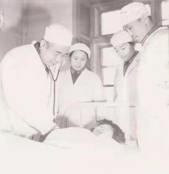 一位老军医重医德医风、重实践与研究、中西医结合积累丰富的经验