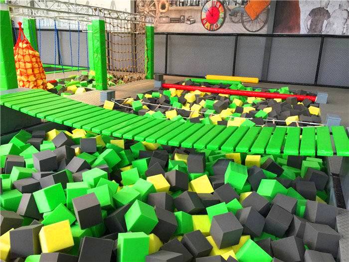 蹦床运动馆团购,阜阳人人汇运动蹦床馆