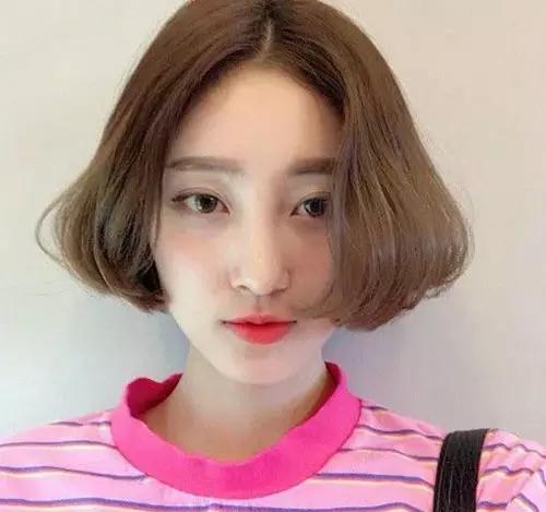 短发圆脸2022年最流行的发型中分,圆脸中分齐肩短发女生编发简单