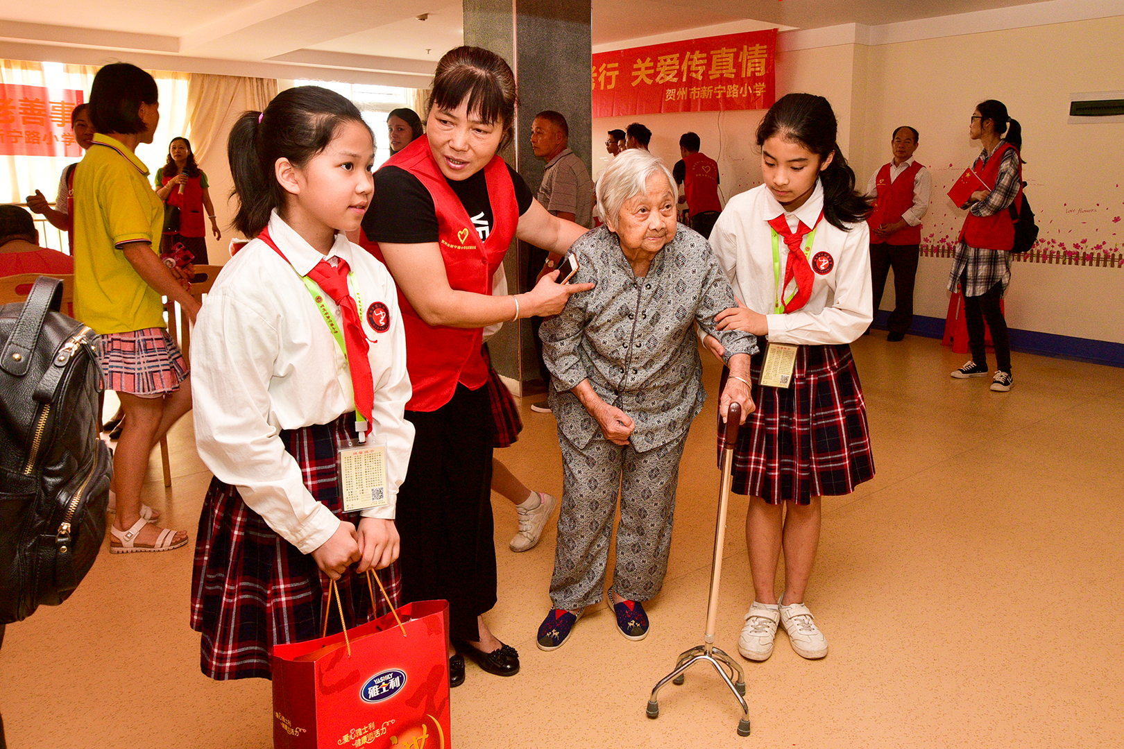 小学敬老孝贤月活动总结,尊老敬老教育活动报道