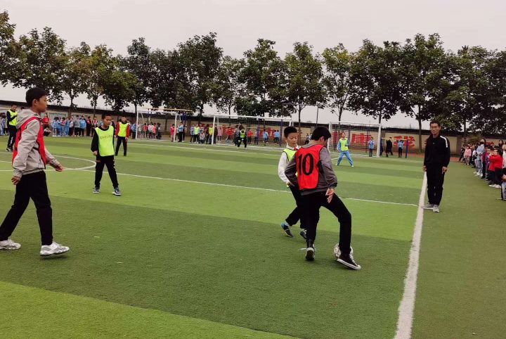 足球小将展风采——渭丰中心学校校园足球联赛拉开帷幕