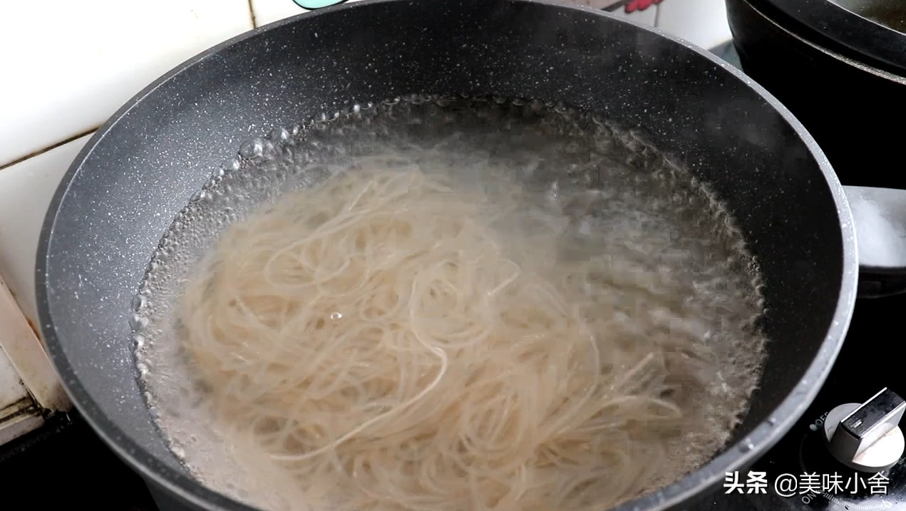 怎么在家做酸辣粉简单又好吃,怎么样做酸辣粉既简单又好吃