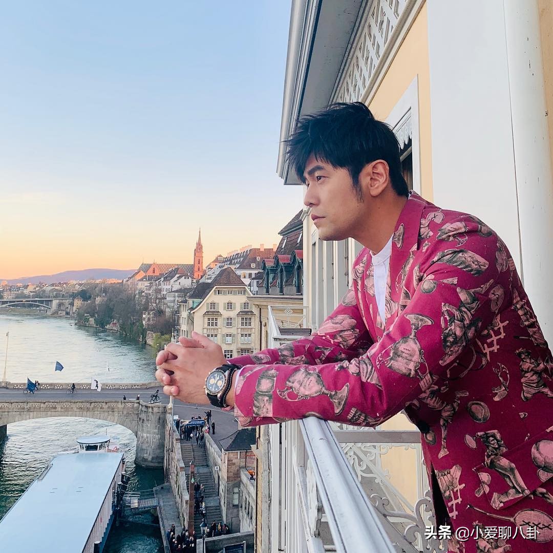 杰伦帮粉丝遛狗,请粉丝小学生吃饭