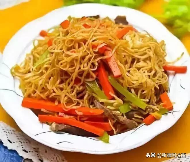 小伙吃火锅发现新大陆,小伙吃火锅吃出奇怪东西