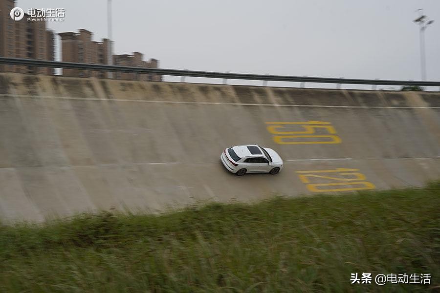 璇曢┚濂ヨ开q2le-tron,濂ヨ开q4e-tron璇曢┚