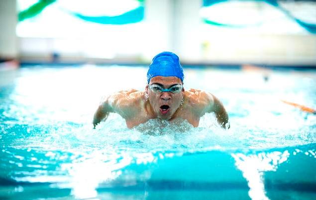 游泳时憋得慌是怎么回事,游泳憋着一口气