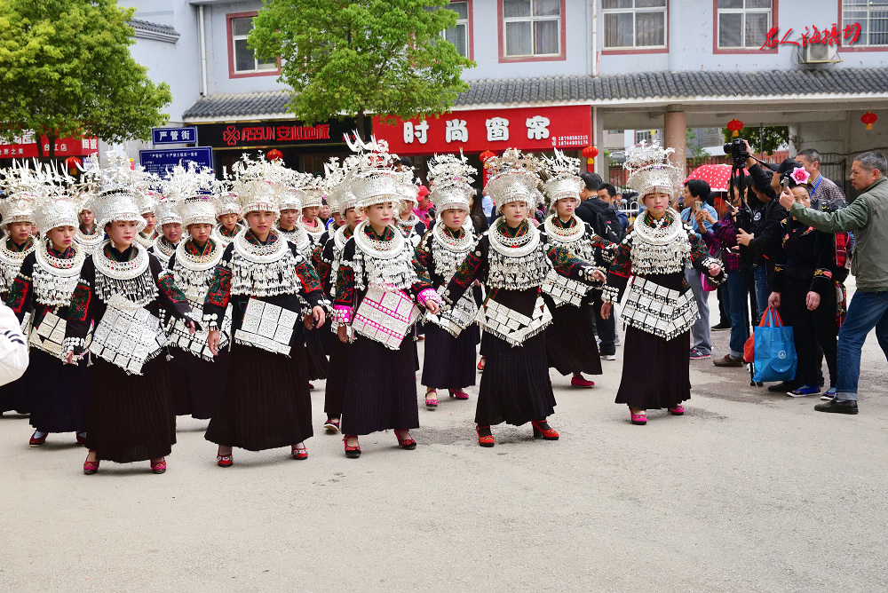 探访苗族银饰,苗族风情拨银饰