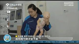 男童喉咙卡异物邻居施救,孩子遭异物卡喉医生15秒救回