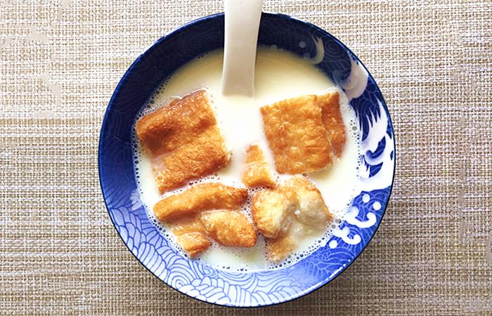 家中最简单炸油条方法不用酵母,炸油条怎么做酥脆松软不用酵母粉