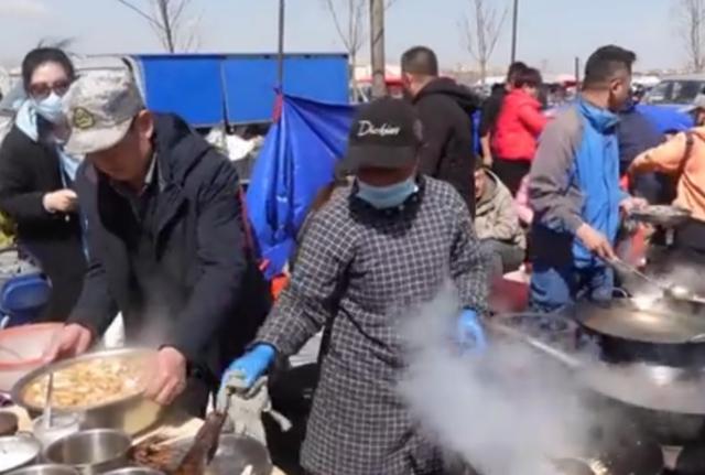 青岛泊里大集海鲜烩饼加工费,青岛海鲜早市海鲜烩饼