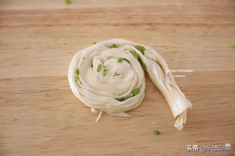 饺子皮剩了怎么做饼好吃,饺子皮葱花饼怎么做又软又好吃