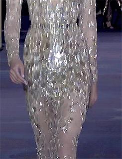 刘亦菲金裙子,刘亦菲穿一袭仙女裙现身活动