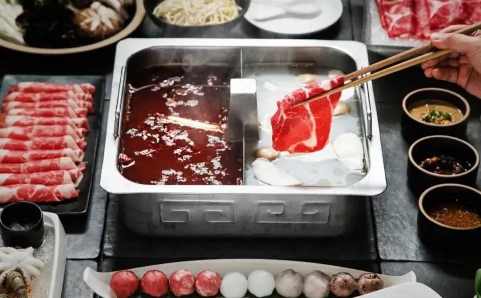 17元吃海底捞缘何引发恶评如潮,海底捞锅底被吐槽